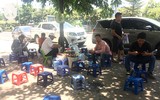 [ẢNH] Người nhà bệnh nhân vạ vật tìm cách tránh nắng nóng kinh người